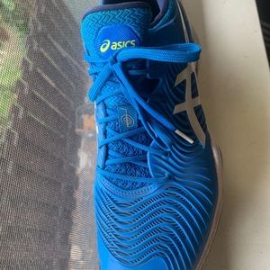 Prepwned shoes used very lightly good for pickle ball or any other court sports!